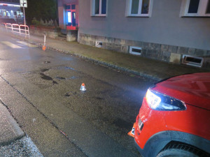 Bez rozhlédnutí a 10 metrů od přechodu. Chodkyni po střetu odvezla sanitka