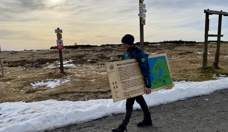 Od krkonošských turistických cest mizí dřevěné info cedule