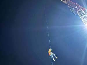 VIDEO: Hasiči zachraňovali jeřábníka a sebevraha z výšky pětapadesát metrů. Náročné cvičení