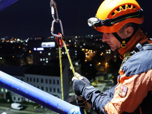 VIDEO: Hasiči zachraňovali jeřábníka a sebevraha z výšky pětapadesát metrů. Náročné cvičení