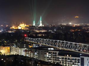 VIDEO: Hasiči zachraňovali jeřábníka a sebevraha z výšky pětapadesát metrů. Náročné cvičení
