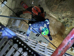 VIDEO: Hasiči zachraňovali jeřábníka a sebevraha z výšky pětapadesát metrů. Náročné cvičení