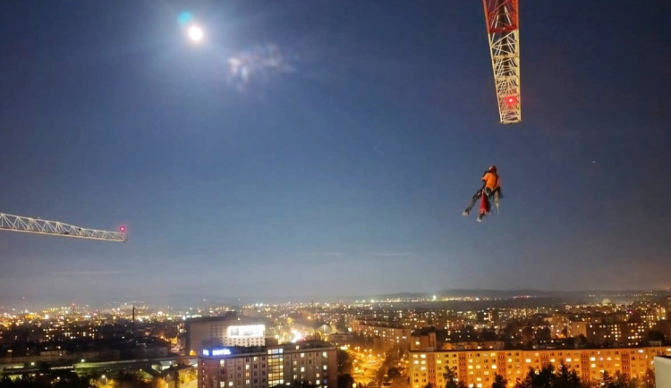 VIDEO: Hasiči zachraňovali jeřábníka a sebevraha z výšky pětapadesát metrů. Náročné cvičení