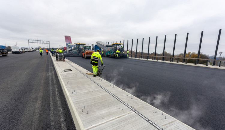 Dokončování vozovky dálnice D1 Říkovice - Přerov