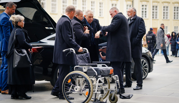 FOTO: Tři prezidenti, stíhačky, stovky lidí. Podívejte se na pohřeb kardinála Duky