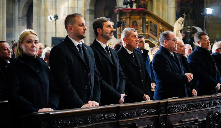 FOTO: Známé tváře na Dukově pohřbu. Přišel Babiš, Bohdalová i bratři Okamurovi
