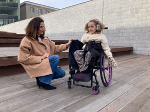 Revoluce pro vozíčkáře. Díky vyhřívaným návlekům jim už v zimě nebudou mrznout nohy