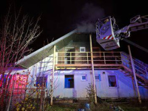 Rozsáhlé požáry v Holici, Hanušovicích a Kozlově. Hasiči se v noci nezastavili