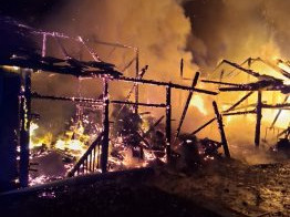 Rozsáhlé požáry v Holici, Hanušovicích a Kozlově. Hasiči se v noci nezastavili