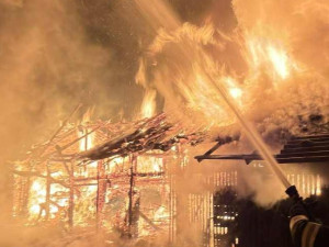 Rozsáhlé požáry v Holici, Hanušovicích a Kozlově. Hasiči se v noci nezastavili