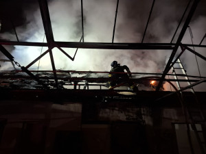 Rozsáhlé požáry v Holici, Hanušovicích a Kozlově. Hasiči se v noci nezastavili