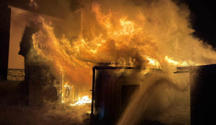 Rozsáhlé požáry v Holici, Hanušovicích a Kozlově. Hasiči se v noci nezastavili