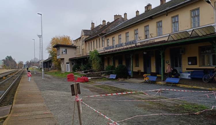 Konec ikonického místního nádraží v Prostějově. Pro budovu město chystá nové využití