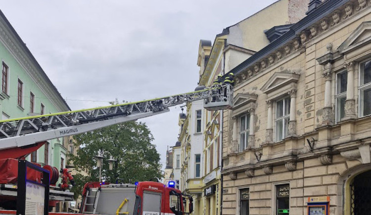 S dronem proti pádům omítek. Šumperk nabízí bezplatné kontroly domů