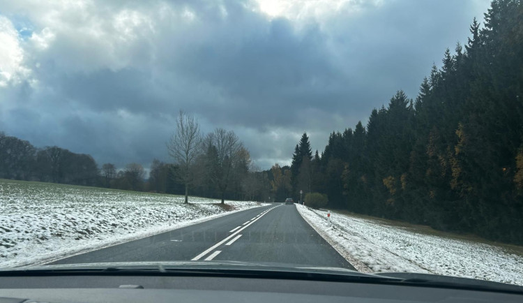 Na západě Čech místy sněží, meteorologové varují před náledím na ráno