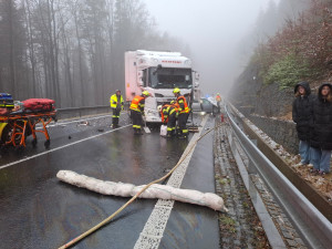 Nehoda kamionu a auta uzavřela silnici na Červenohorské sedlo. Jeden člověk je zraněný