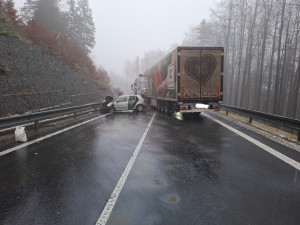Nehoda kamionu a auta uzavřela silnici na Červenohorské sedlo. Jeden člověk je zraněný