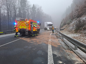 Nehoda kamionu a auta uzavřela silnici na Červenohorské sedlo. Jeden člověk je zraněný