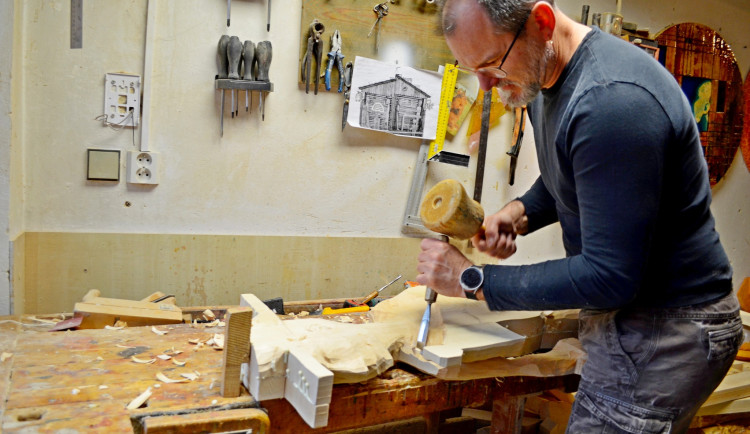 Vyřezávaný betlém ve Vyškově doplní nové figury, přibude třeba včelař