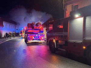 Noční požár domu na Prostějovsku: s plameny bojovalo pět jednotek hasičů