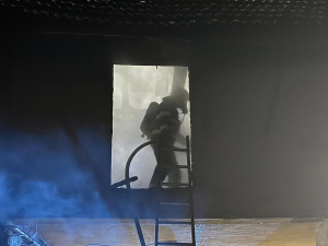 Noční požár domu na Prostějovsku: s plameny bojovalo pět jednotek hasičů