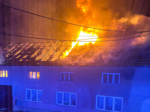 Noční požár domu na Prostějovsku: s plameny bojovalo pět jednotek hasičů