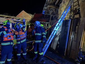 Noční požár domu na Prostějovsku: s plameny bojovalo pět jednotek hasičů