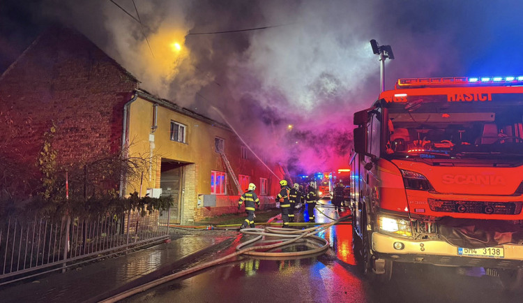 Noční požár domu na Prostějovsku: s plameny bojovalo pět jednotek hasičů