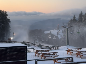 VIDEO: Areály v Jeseníkách už začaly zasněžovat. Paprsek nabídne online prodej skipasů
