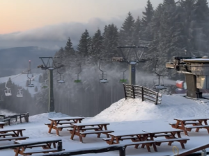 VIDEO: Areály v Jeseníkách už začaly zasněžovat. Paprsek nabídne online prodej skipasů