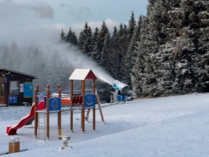 VIDEO: Areály v Jeseníkách už začaly zasněžovat. Paprsek nabídne online prodej skipasů
