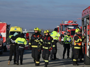 Bouračka autobusu i cisterny. Složky IZS cvičně řešily masivní havárii na nové D1