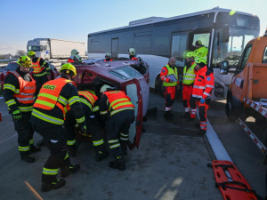 Bouračka autobusu i cisterny. Složky IZS cvičně řešily masivní havárii na nové D1