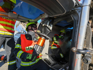 Bouračka autobusu i cisterny. Složky IZS cvičně řešily masivní havárii na nové D1