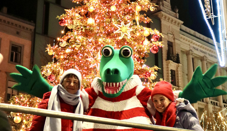 FOTO: V srdci Brna dnes zazářily vánoční stromy. Podívaná přilákala tisíce lidí