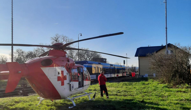 Tragické ráno u Olomouce: po střetu s vlakem zemřela řidička auta