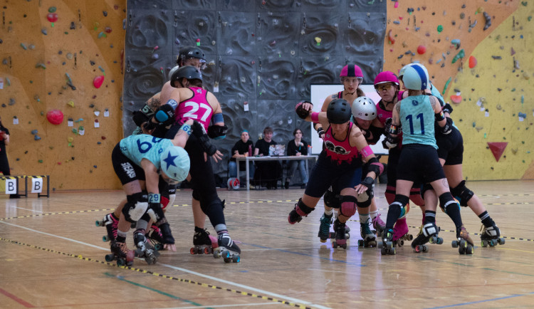 Kontaktní podívaná na kolečkách. Tři týmy se utkaly v pražském roller derby turnaji