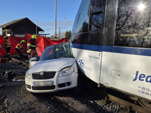 Tragické ráno u Olomouce: po střetu s vlakem zemřela řidička auta