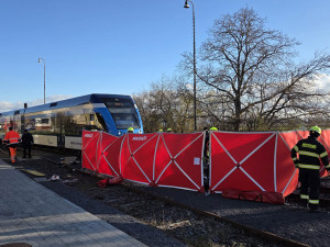 Tragické ráno u Olomouce: po střetu s vlakem zemřela řidička auta