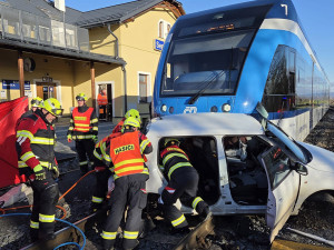 Tragické ráno u Olomouce: po střetu s vlakem zemřela řidička auta