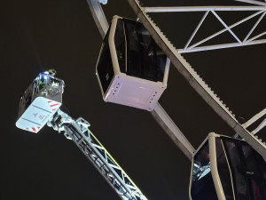 V Olomouci se zaseklo vyhlídkové kolo, lidi z kabinek zachraňovali i hasiči