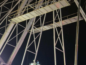 V Olomouci se zaseklo vyhlídkové kolo, lidi z kabinek zachraňovali i hasiči