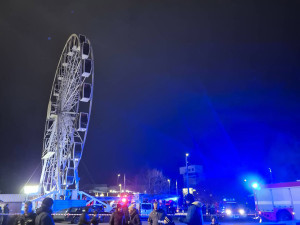 V Olomouci se zaseklo vyhlídkové kolo, lidi z kabinek zachraňovali i hasiči