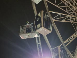 V Olomouci se zaseklo vyhlídkové kolo, lidi z kabinek zachraňovali i hasiči