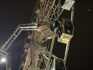 V Olomouci se zaseklo vyhlídkové kolo, lidi z kabinek zachraňovali i hasiči