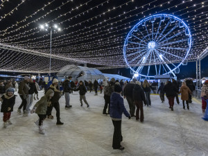 FOTO, VIDEO: V Olomouci se rozzářil vánoční strom Štědřínek