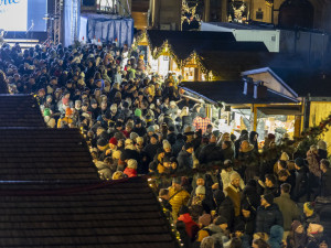 FOTO, VIDEO: V Olomouci se rozzářil vánoční strom Štědřínek