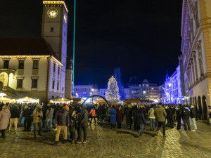 FOTO, VIDEO: V Olomouci se rozzářil vánoční strom Štědřínek
