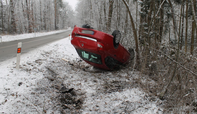 Sníh komplikuje dopravu na jihu Moravy. Policisté řeší uvízlé kamiony i nehody