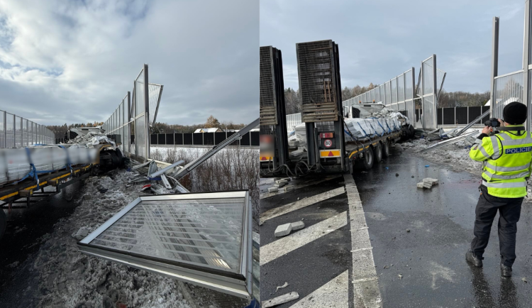 Nehoda kamionu zastavila provoz na dálnici D48 nedaleko Horních Tošanovic